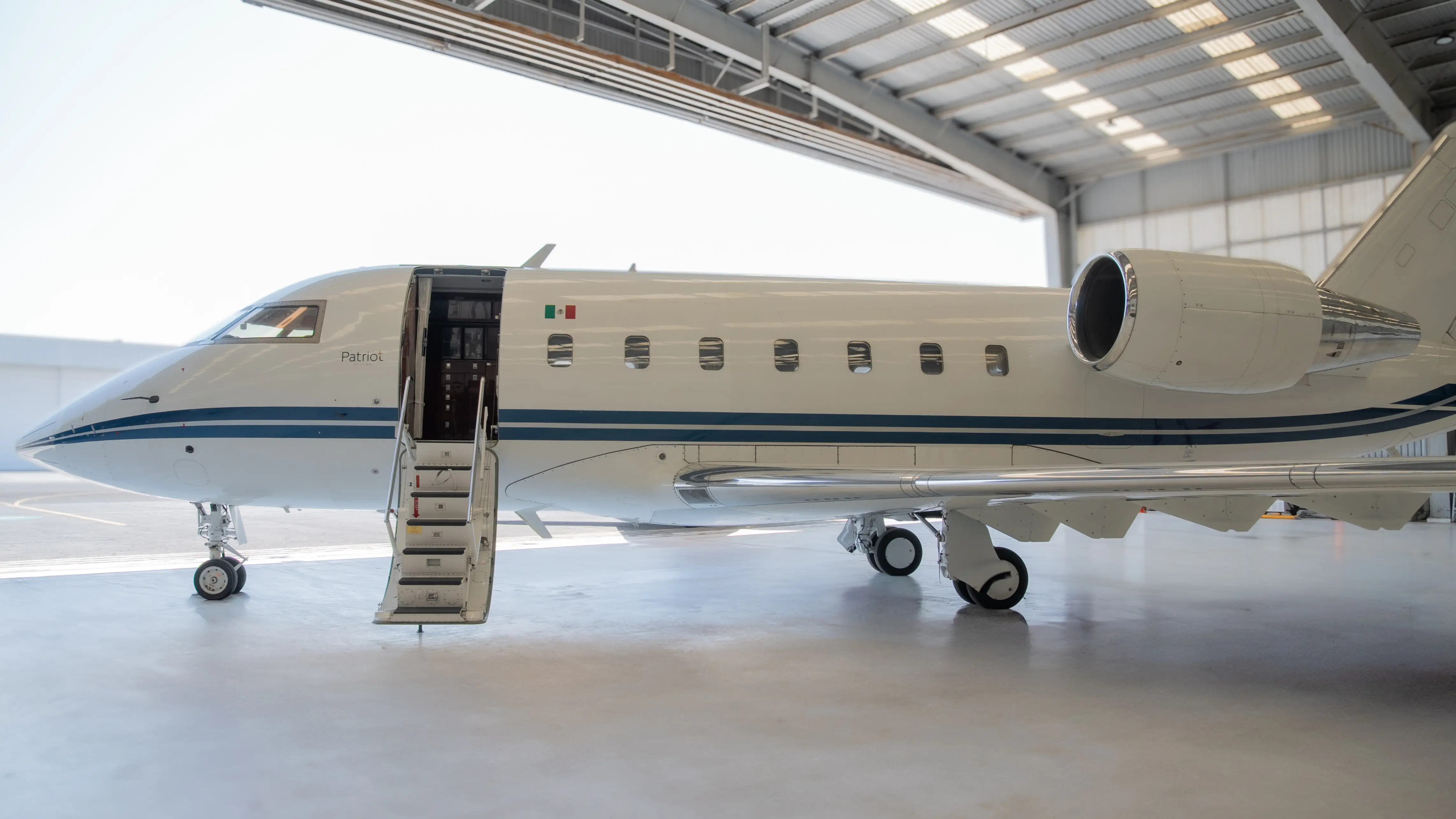 Jet Patriot Aviation con escalerilla desplegada en hangar