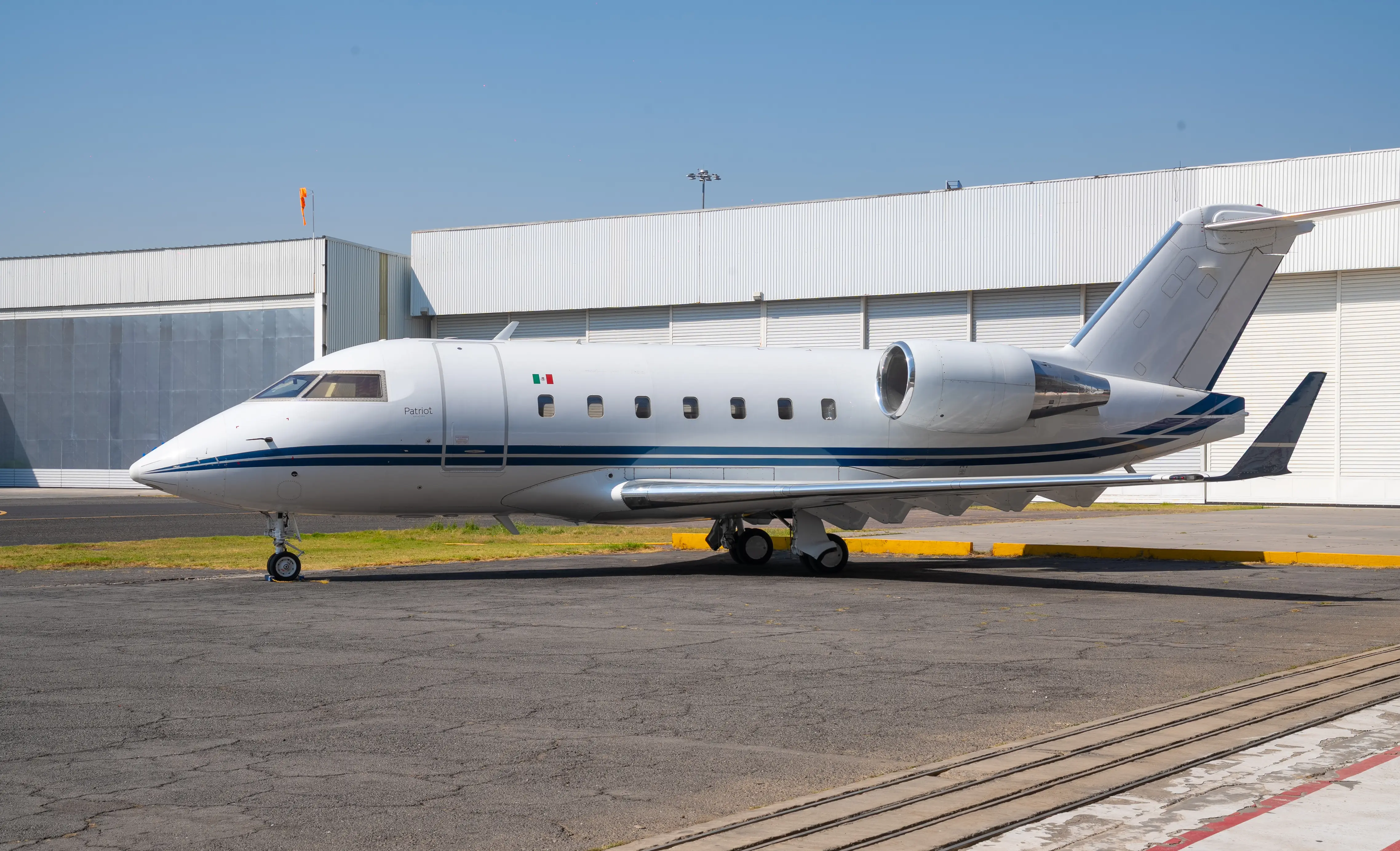 Jet privado Patriot Aviation en hangar