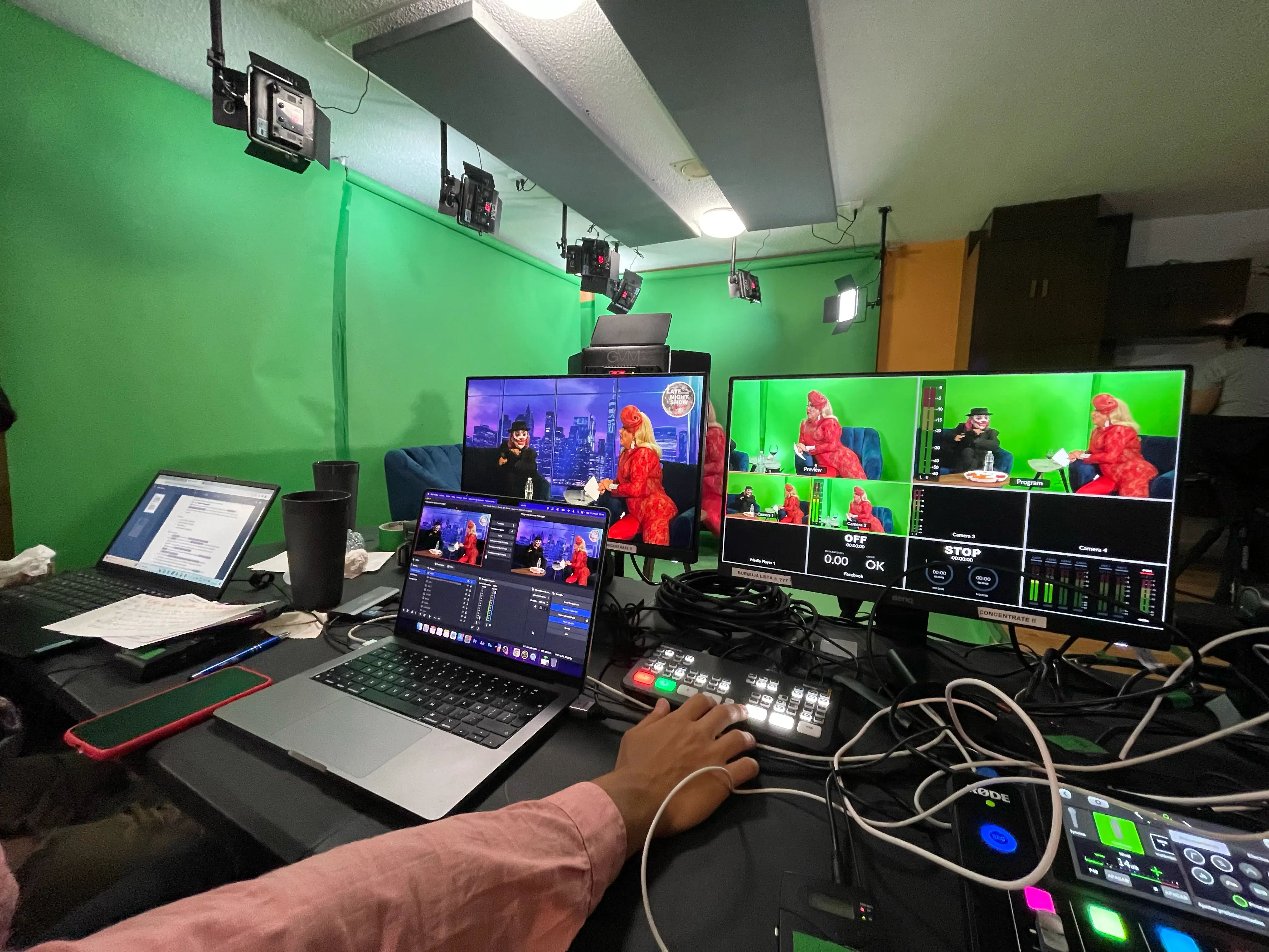 Sala de control con switcher y monitores durante una transmisión en vivo