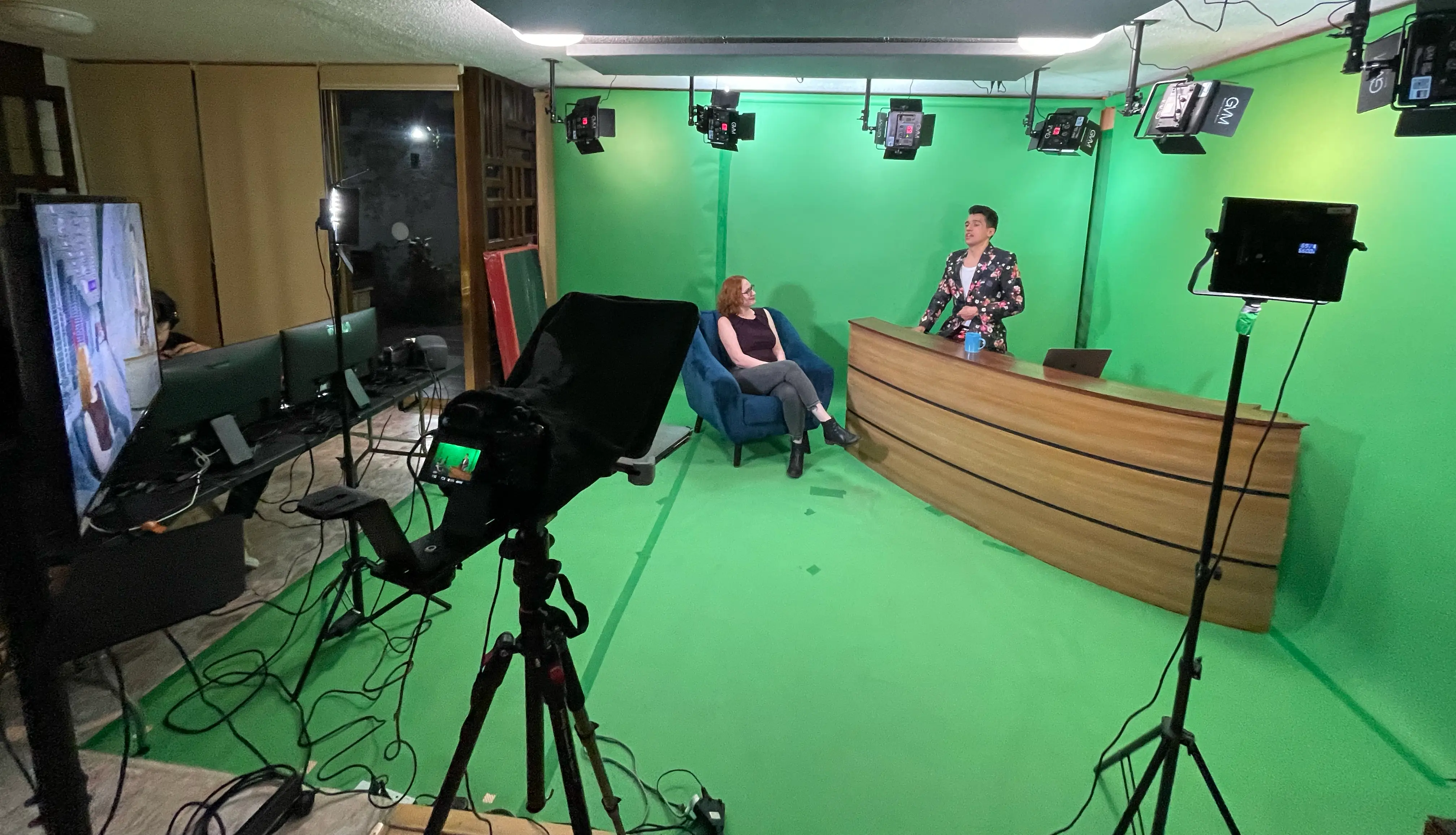 Set con fondo verde y entrevista en vivo para YO MOBILE