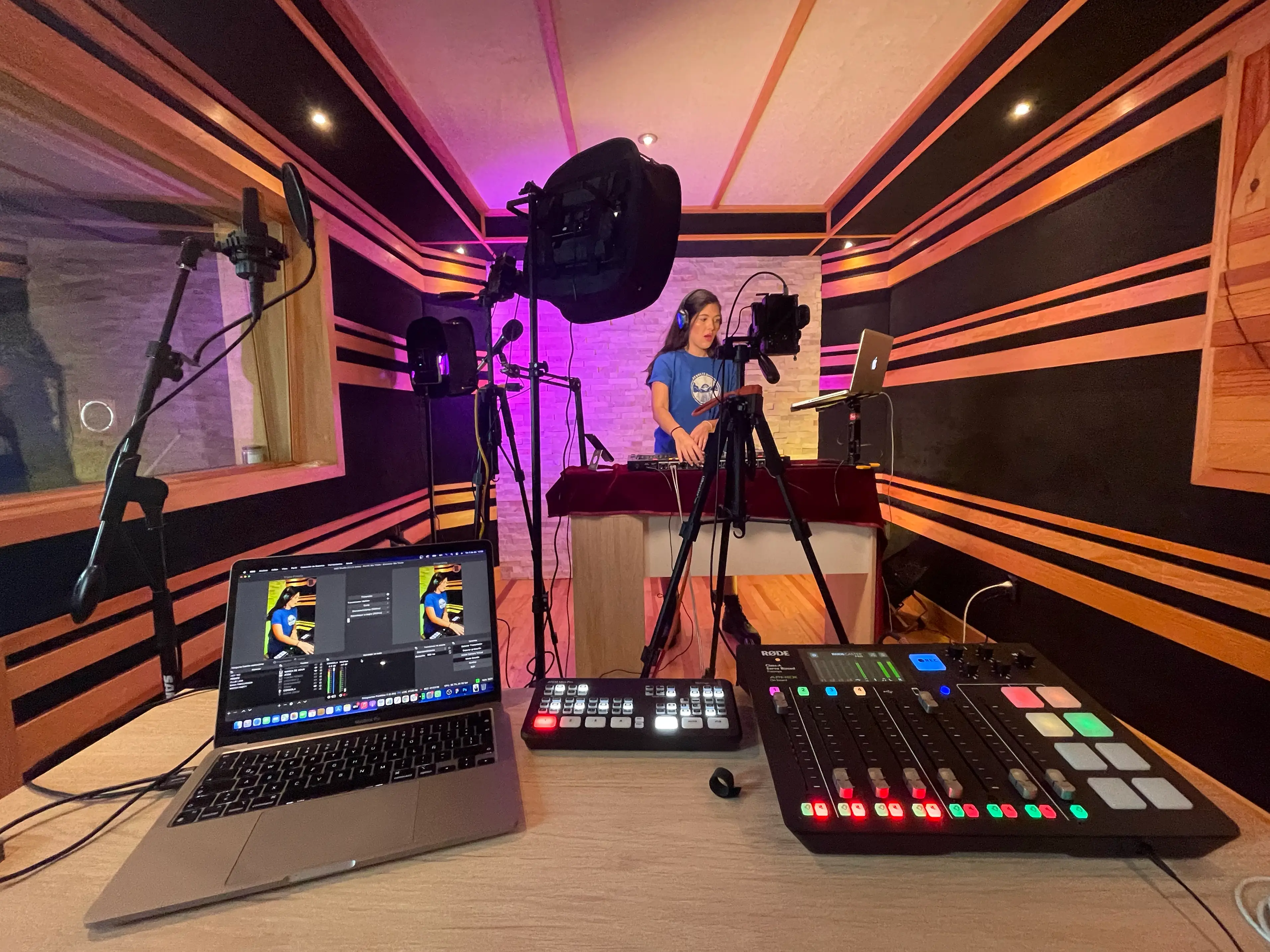 Estudio de producción en vivo de YO MOBILE con creadora al aire